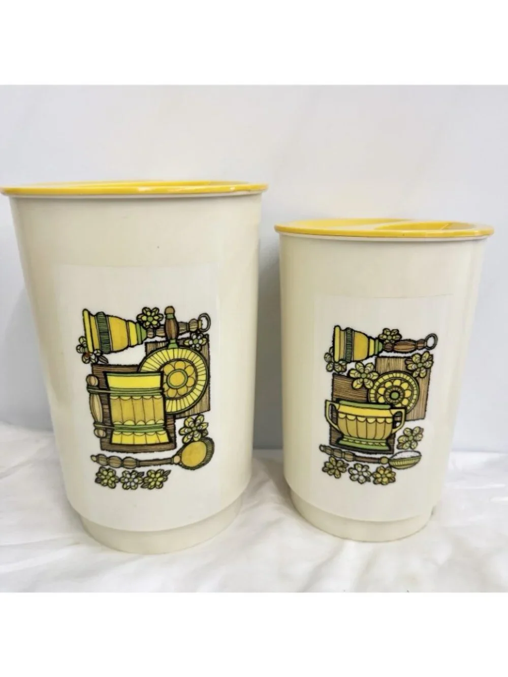 Vintage MCM Nesting Canisters Set of 4 Plastic Kitchen Gourmet 70s Retro Cream